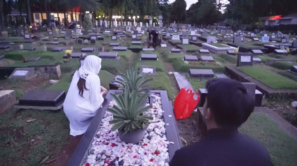 Thariq ziarah ke makam Adjie Massaid (YouTube.com/Thariq Halilintar)