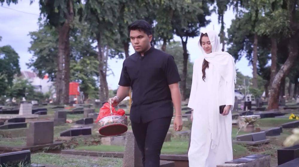 Thariq ziarah ke makam Adjie Massaid (YouTube.com/Thariq Halilintar)