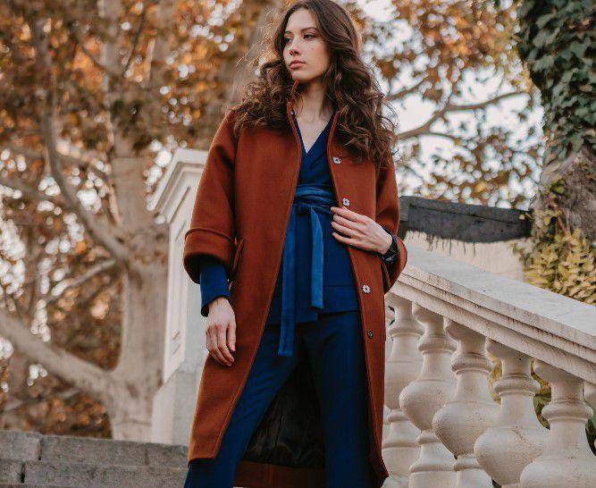 ilustrasi outerwear panjang (freepik.com/marymarkevich)