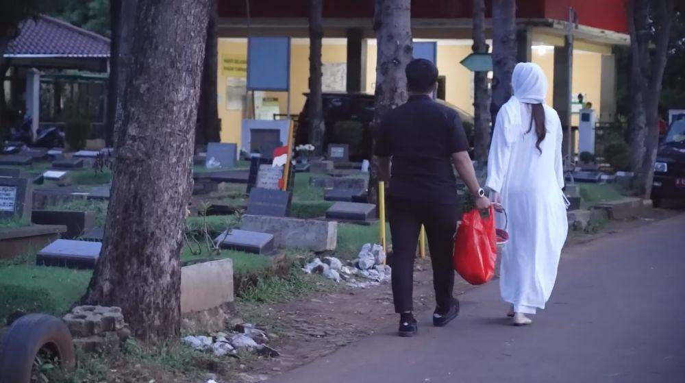 Thariq ziarah ke makam Adjie Massaid (YouTube.com/Thariq Halilintar)
