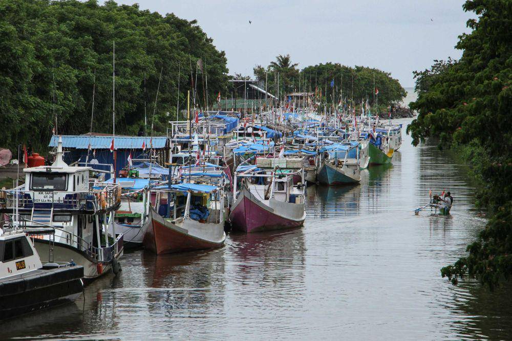 Sejumlah kapal nelayan terparkir saat libur melaut di Makassar, Sulawesi Selatan, Senin (11/3/2024). ANTARA FOTO/Arnas Padda