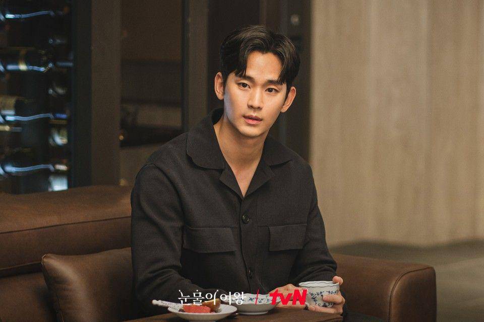 cuplikan Kim Soo Hyun di drakor Queen of Tears (dok. tvN/눈물의 여왕)