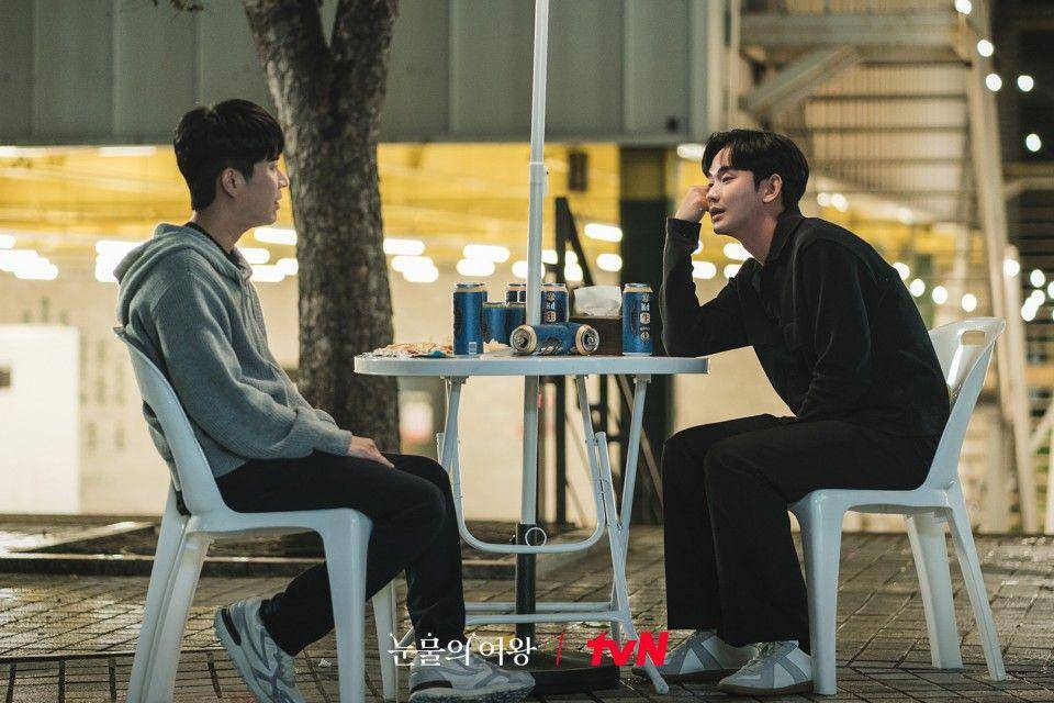 cuplikan Moon Tae Yoo dan Kim Soo Hyun di drakor Queen of Tears (dok. tvN/눈물의 여왕)