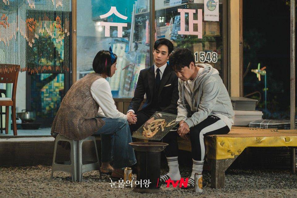 cuplikan Jang Yoon Ju, Kim Soo Hyun, dan Kim Do Hyun di drakor Queen of Tears (dok. tvN/눈물의 여왕)