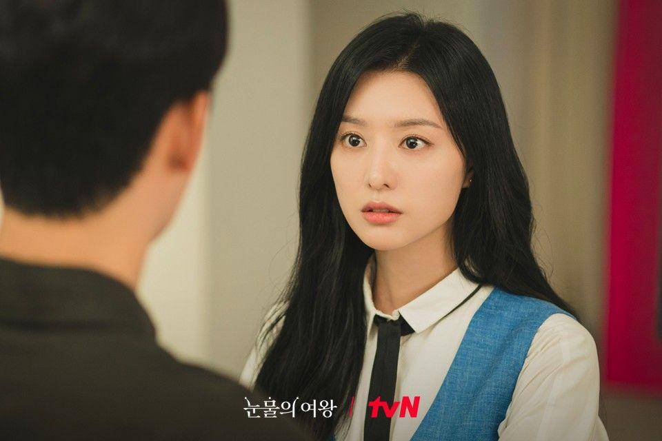 cuplikan Kim Ji Won di drakor Queen of Tears (dok. tvN/눈물의 여왕)