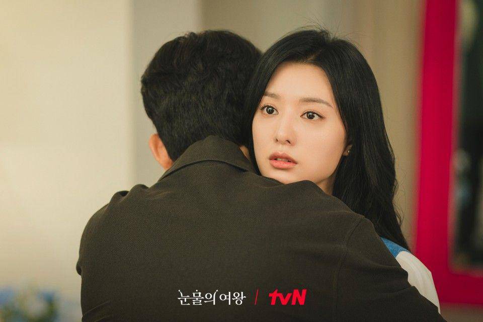 cuplikan Kim Ji Won di drakor Queen of Tears (dok. tvN/눈물의 여왕)