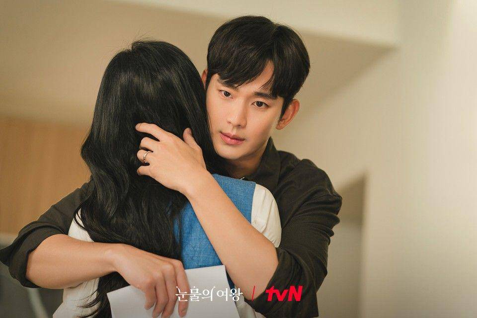 cuplikan Kim Soo Hyun di drakor Queen of Tears (dok. tvN/눈물의 여왕)