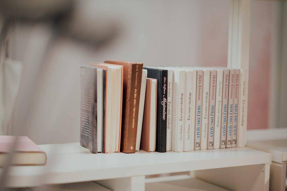 Susunan buku di atas meja (unsplash.com/CHUTTERSNAP)