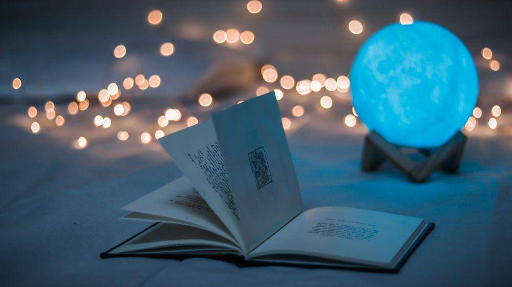 ilustrasi buku tentang ruang angkasa (unsplash.com/Dollar Gill)