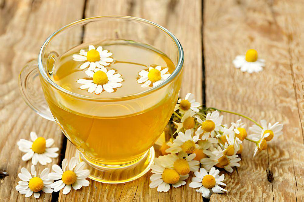 ilustrasi teh chamomile (istockphoto.com/ConstantinosZ)