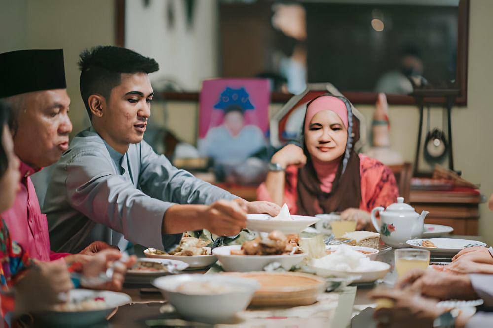 ilustrasi keluarga sedang berbuka puasa (istockphoto.com/Edwin Tan)