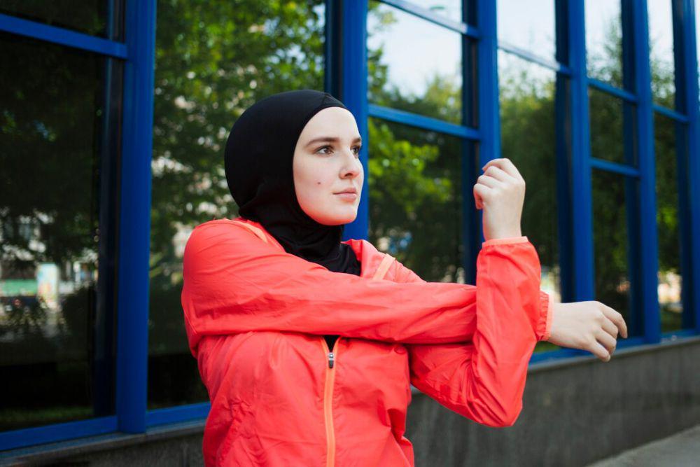 6 Tips Pilih Outfit Olahraga yang Tepat kalau Berjilbab