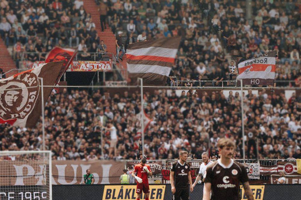 spanduk bergambar Che Guevara di tribun suporter FC St Pauli (instagram.com/fcstpauli)