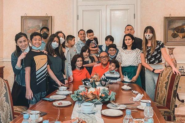 7 Potret Ultah Ke-73 Ibu Mertua Nia Ramadhani, Makan Bareng Keluarga