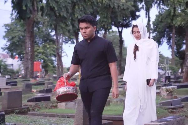 7 Potret Thariq Halilintar Ziarah ke Makam Adjie Massaid, Ayah Aaliyah