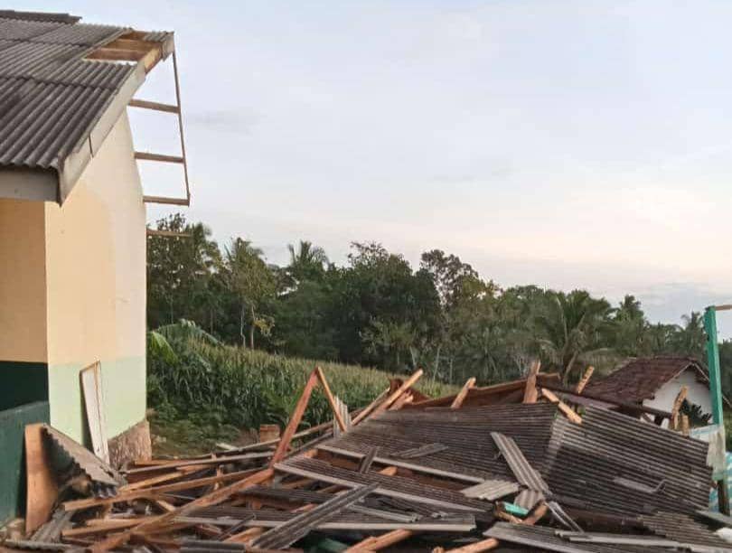 Penampakan Dusun Merbau, Desa Baru Ranji, Kecamatan Merbau Mataram, Kabupaten Lampung Selatan rusak diterjang angin puting beliung, Senin (11/3/2024). (IDN Times/Istimewa).