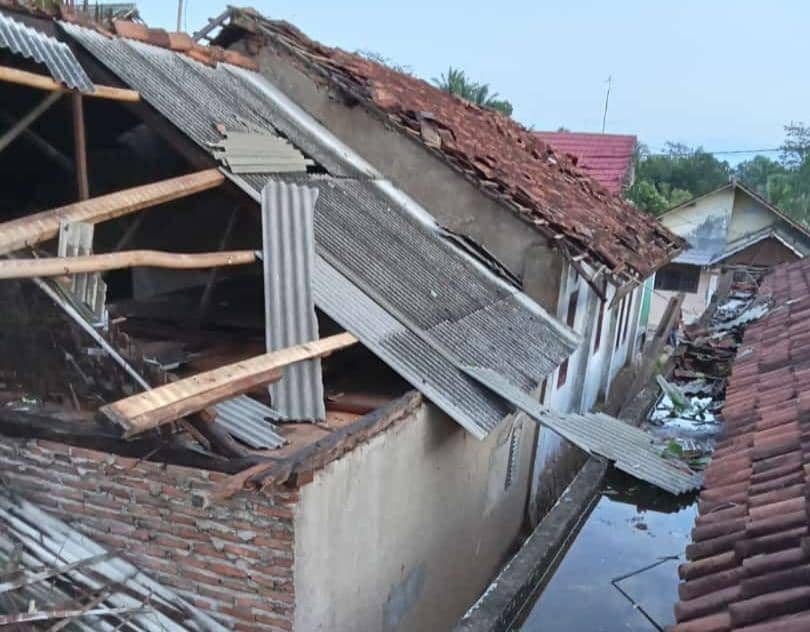 Penampakan Dusun Merbau, Desa Baru Ranji, Kecamatan Merbau Mataram, Kabupaten Lampung Selatan rusak diterjang angin puting beliung, Senin (11/3/2024). (IDN Times/Istimewa).