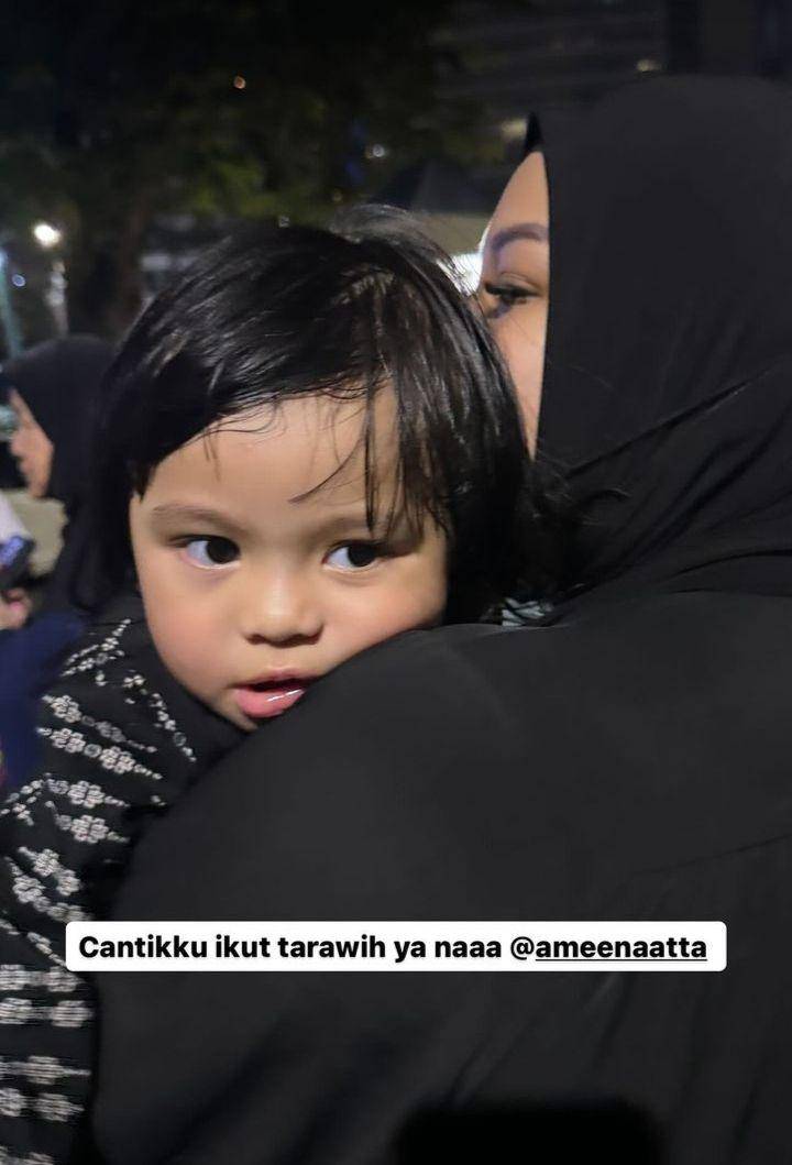 Tarawih pertama keluarga Atta (Instagram.com/attahalilintar)