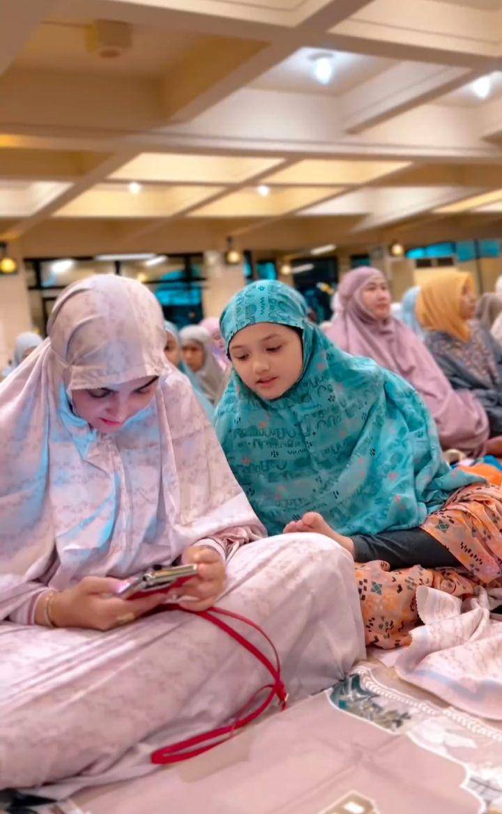 Tarawih pertama keluarga Atta (Instagram.com/aurelie.hermansyah)