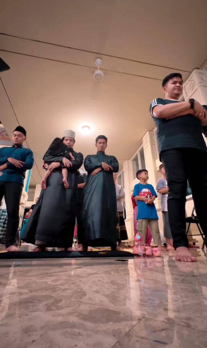 Tarawih pertama keluarga Atta (Instagram.com/aurelie.hermansyah)