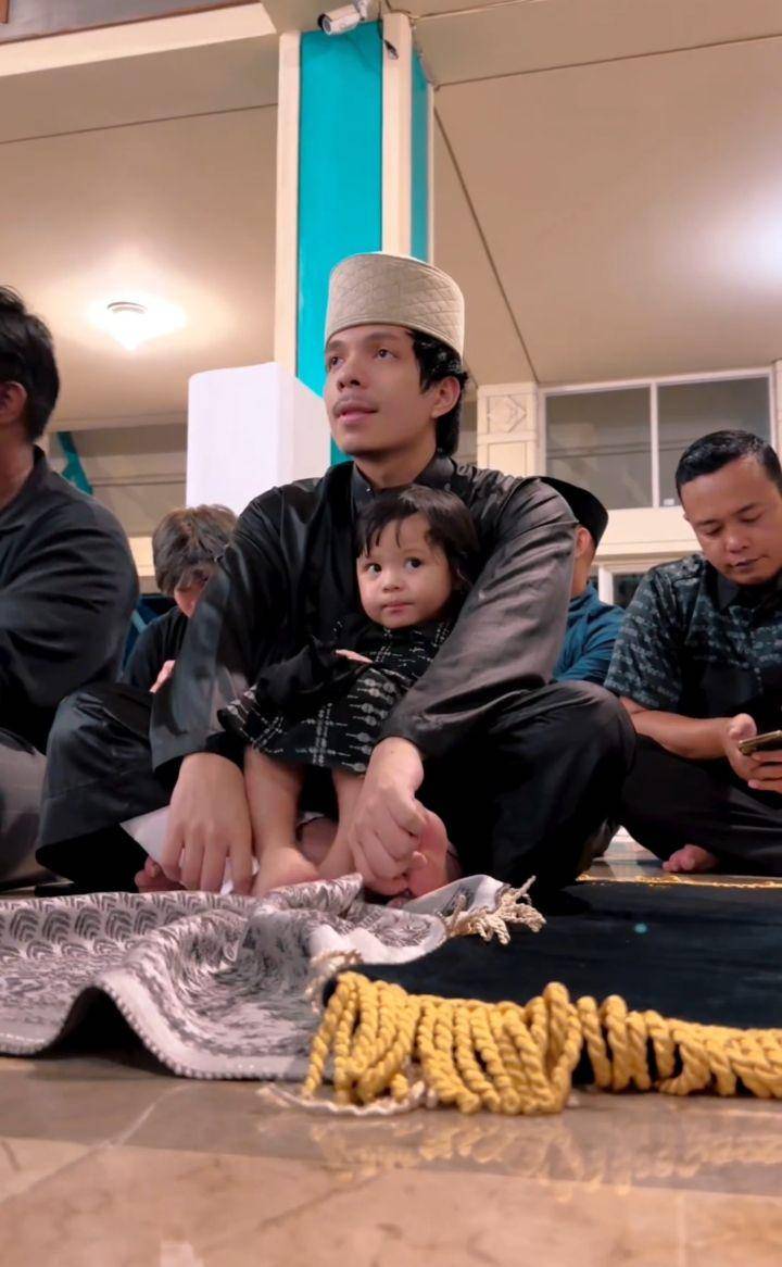 Tarawih pertama keluarga Atta (Instagram.com/aurelie.hermansyah)
