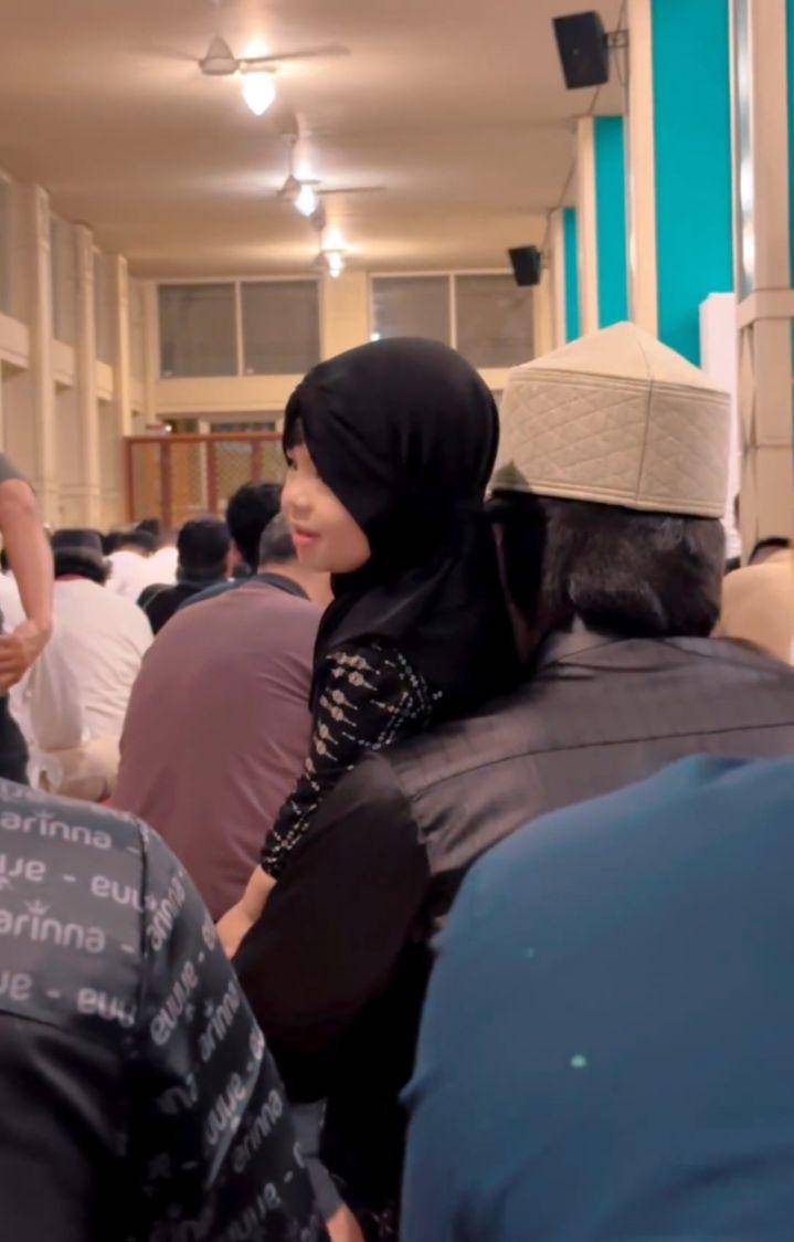 Tarawih pertama keluarga Atta (Instagram.com/aurelie.hermansyah)