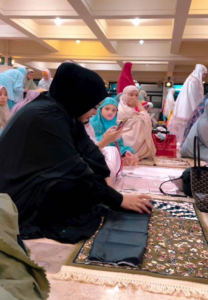 Tarawih pertama keluarga Atta (Instagram.com/aurelie.hermansyah)