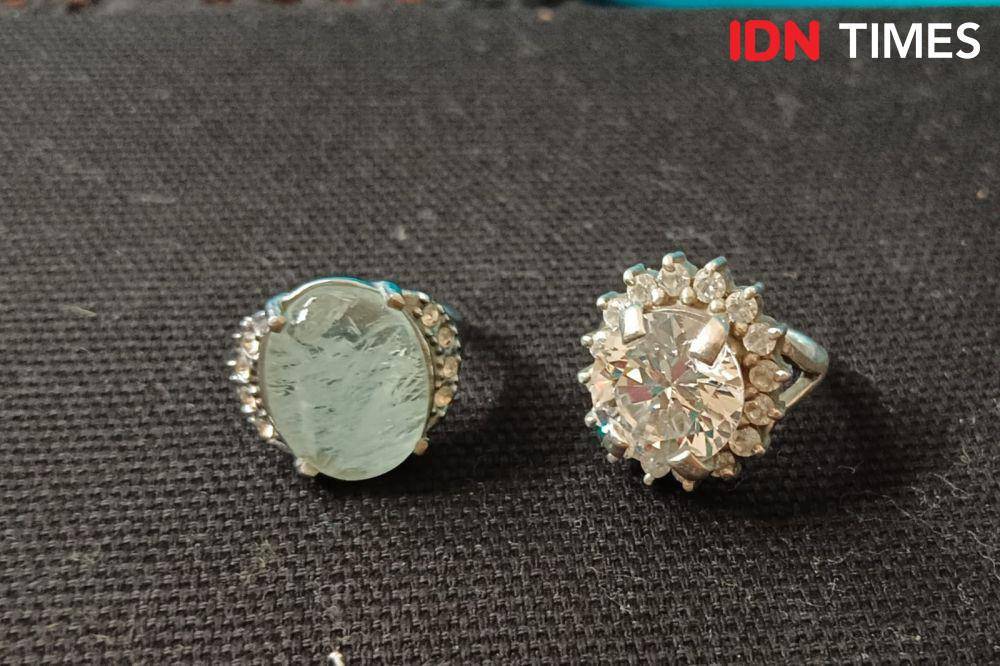 Ilustrasi birth stone Aquamarine, dan Crystal (IDN Times/Ayu Afria)