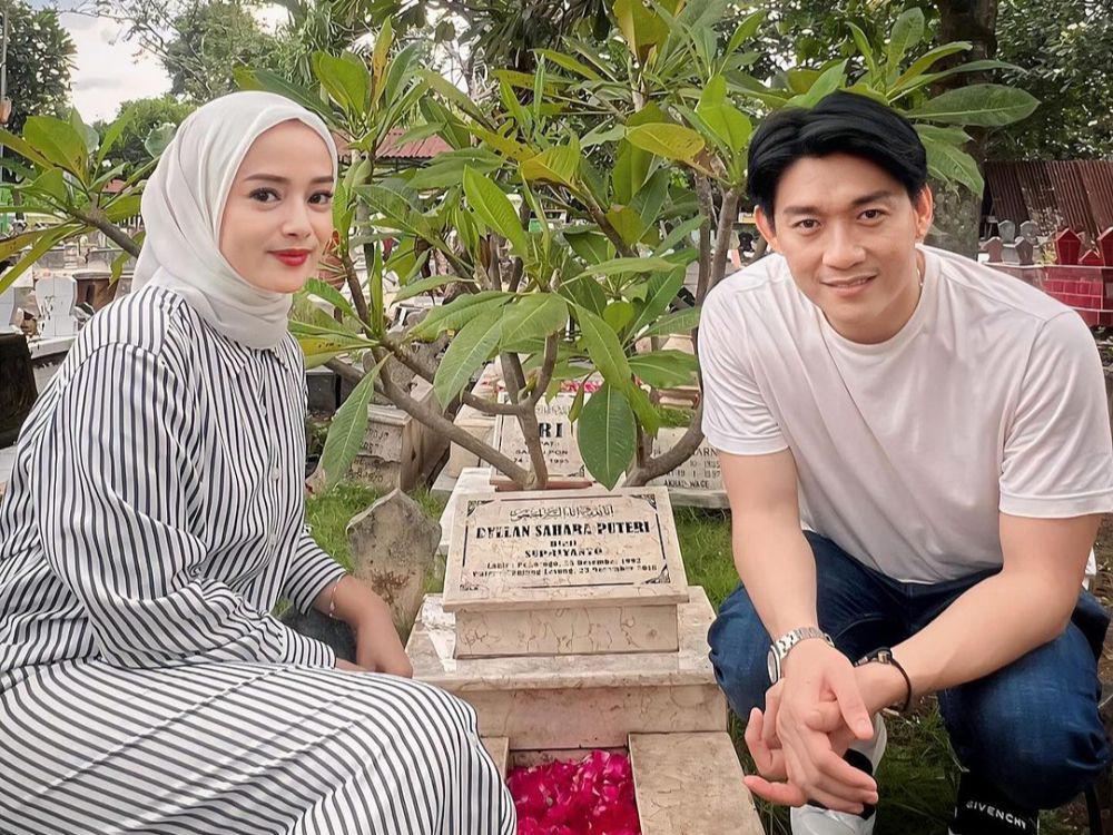 7 Potret Ifan Seventeen Ziarah Makam Dylan Sahara Bareng Istri Baru