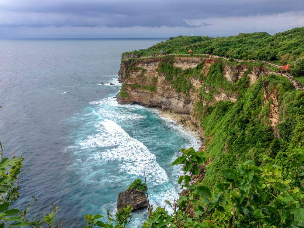 Pemandangan salah satu sisi tebing di Uluwatu yang memukau (Dok.Pribadi/Natalia Indah)