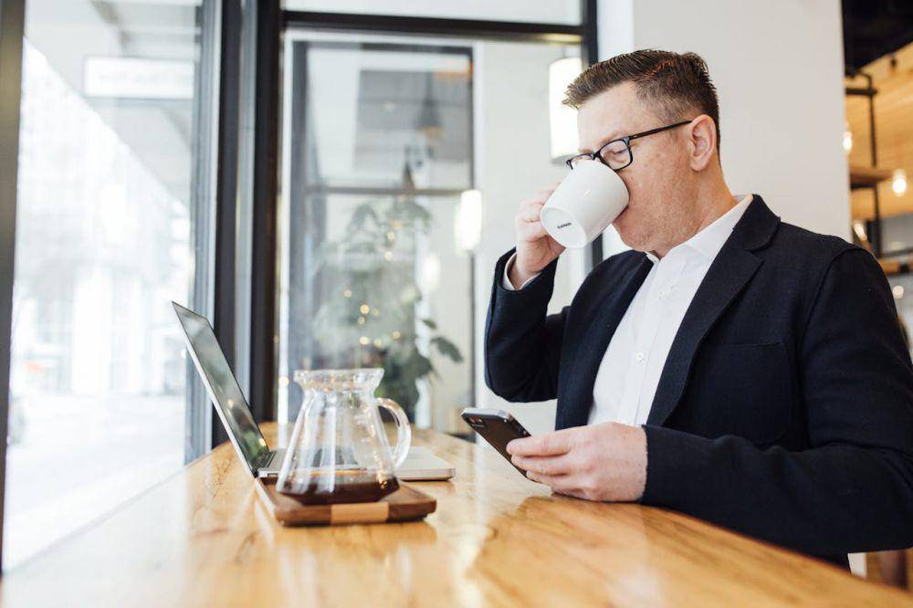 Ilustrasi minum kopi berlebih (pexels.com/LinkedIn Sales Navigator)