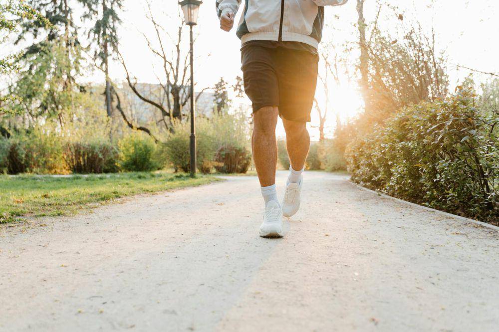 ilustrasi jogging (pexels.com / MART PRODUCTION)