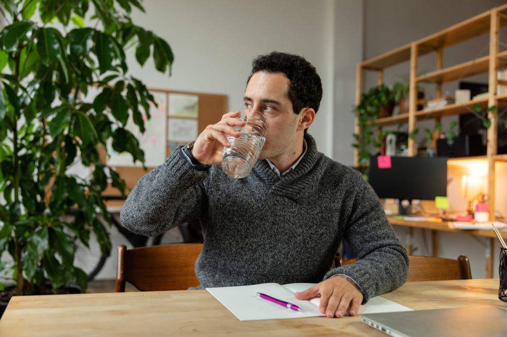 Ilustrasi minum air (pexels.com/RDNE Stock project)
