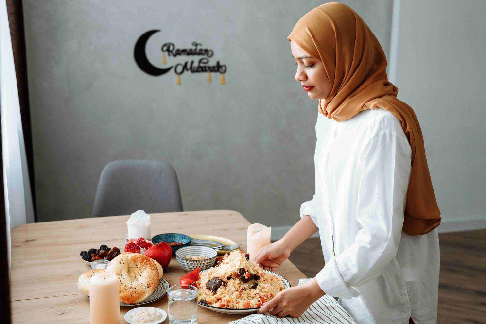 ilustrasi menyiapkan makanan berbuka puasa (pexels.com/Thirdman)