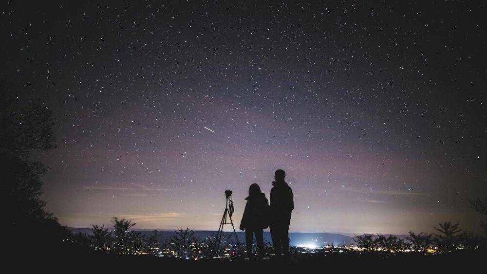 ilustrasi seorang astrophile (pexels.com/Yuting Gao)
