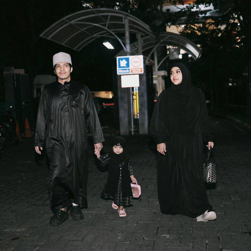 Tarawih pertama keluarga Atta (Instagram.com/attahalilintar)