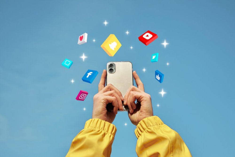 ilustrasi bermain media sosial (freepik.com/pikisuperstar)