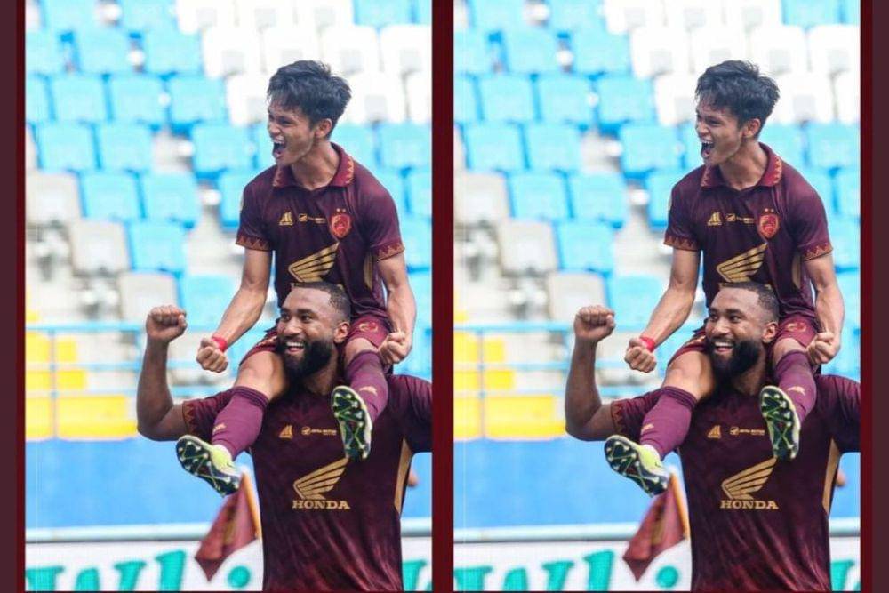 Dua pemain PSM Makassar, Yuran Fernandes dan Dzaky Asraf, merayakan gol yang dicetak ke gawang PSS Sleman dalam laga pekan ke-28 BRI Liga 1 2023/24 yang berlangsung di Stadion Batakan Balikpapan, 8 Maret 2024. (Instagram.com/psm_makassar)