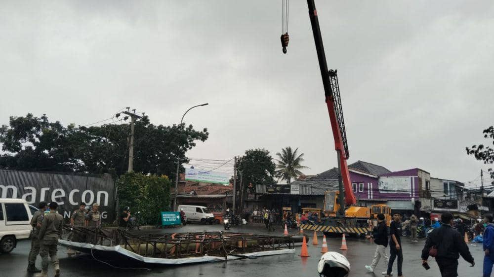 Papan Reklame Depan Summarecon Bandung Roboh, Seorang Ojol Terluka