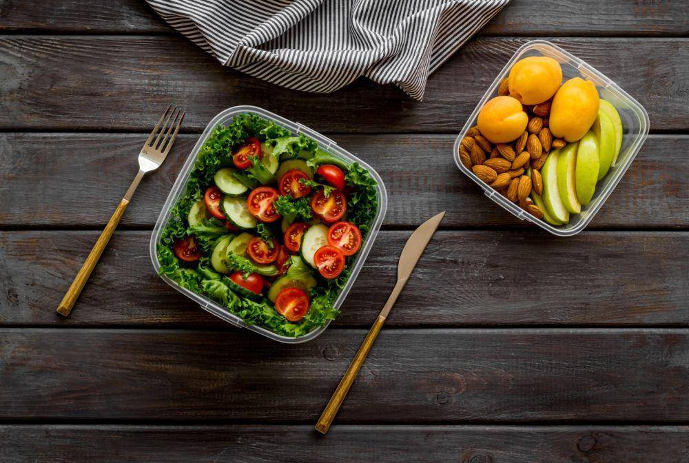 Salad dan buah (123rf.com/9dreamstudio)