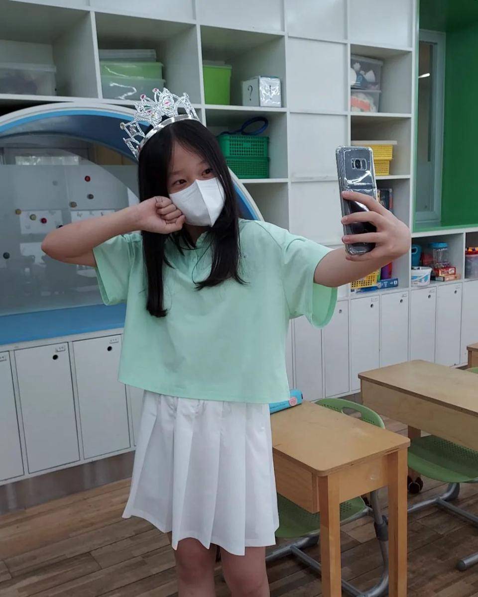 potret terbaru Kim Seol 'Jinjoo' Reply 1988 (instagram.com/snowgold.2011)