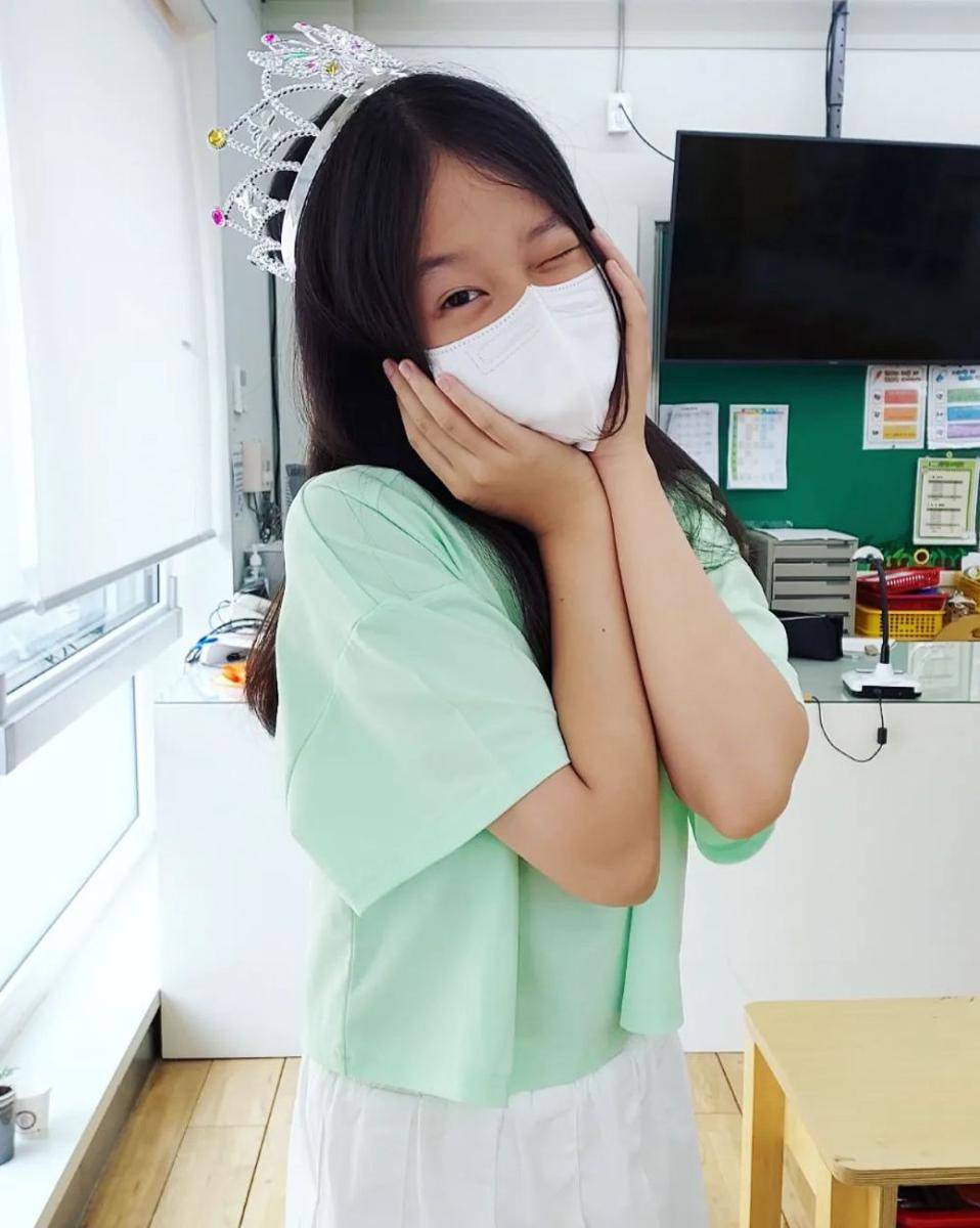 potret terbaru Kim Seol 'Jinjoo' Reply 1988 (instagram.com/snowgold.2011)