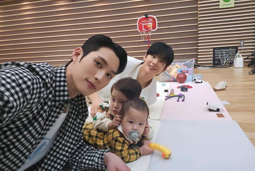 9 Momen Cha Eun Woo Momong Baby Eun Woo, Cocok Jadi Papa Muda!