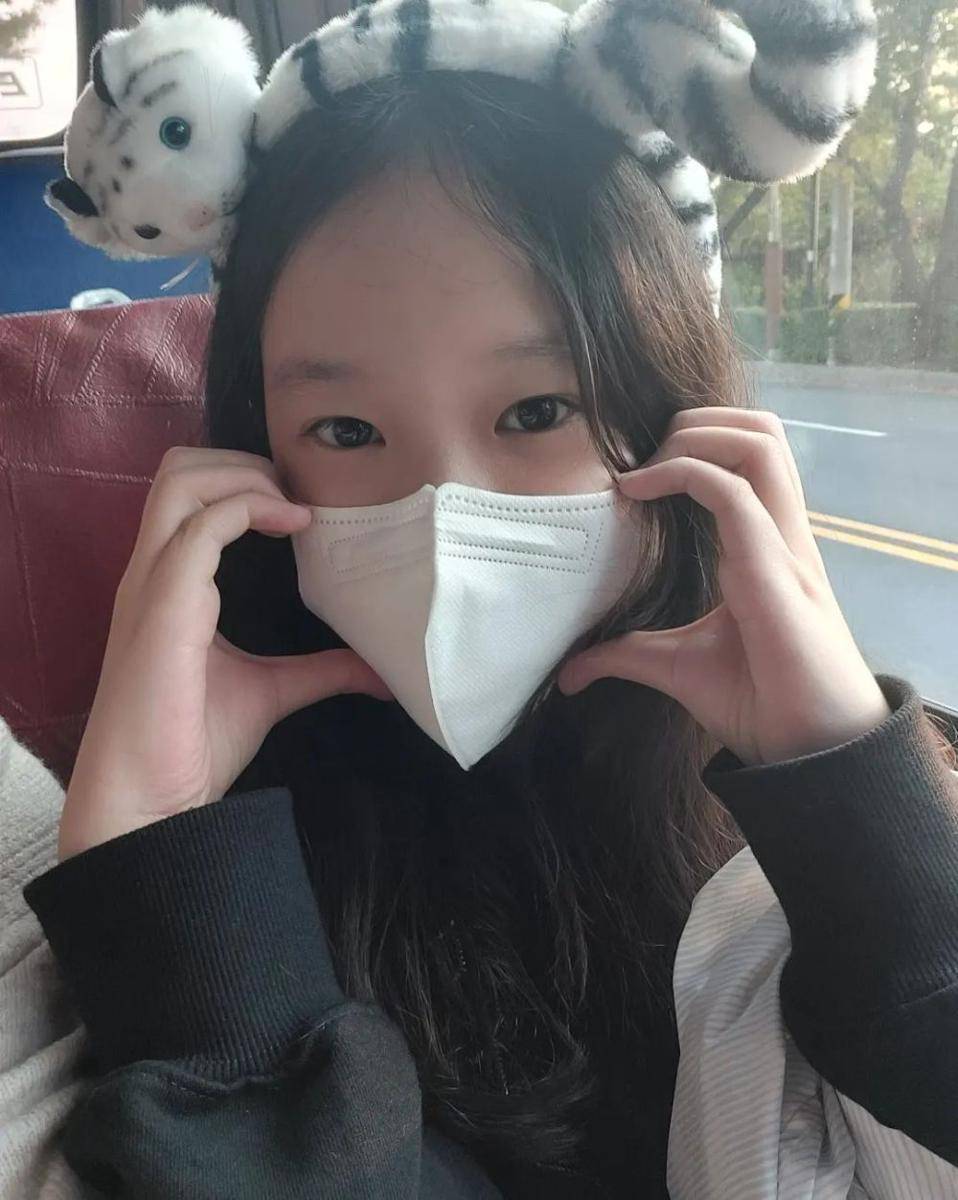 potret terbaru Kim Seol 'Jinjoo' Reply 1988 (instagram.com/snowgold.2011)