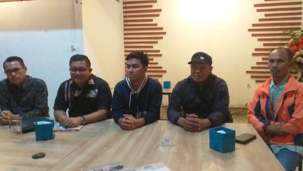 Pengacara, Supriyadi Pangellu dan Suhempri Suot, dan tiga anggota PPK Likupang Barat, Axel Sasela, Saptono, dan Sahril Hugrusi. IDNTimes/Istimewa