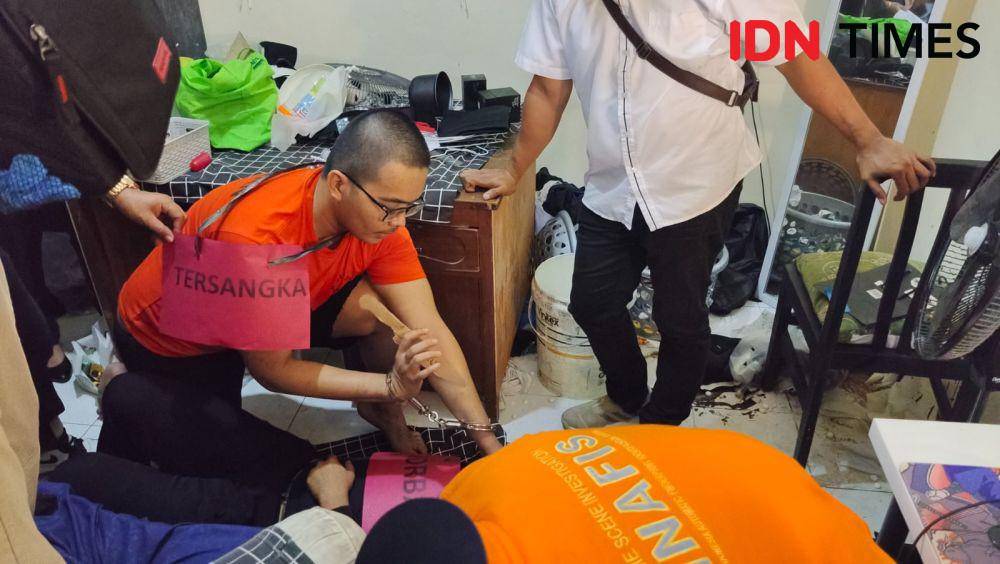 Tersangka Altafasalya meperagakan salah satu adegan saat membunuh korban di kamar kost korban, Jalan Palakali, Beji, Kota Depok. (IDNTimes/Dicky)