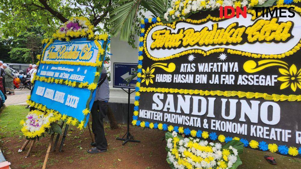 Sejumlah karangan bunga atas meninggalnya Habib Hasan bin Jafar Assegaf di komplek Masjid Nurul Mustofa, Cilodong, Depok. (IDNTimes/Dicky)