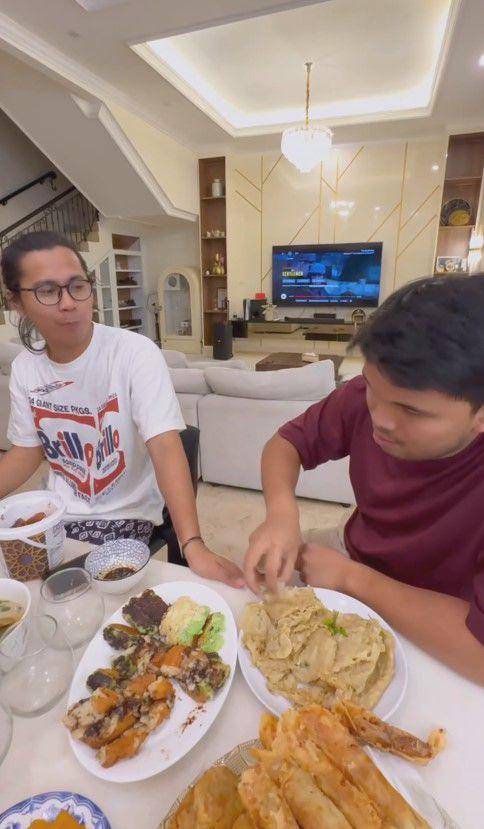Thariq Halilintar ngabuburit (Instagram.com/thariqhalilintar)