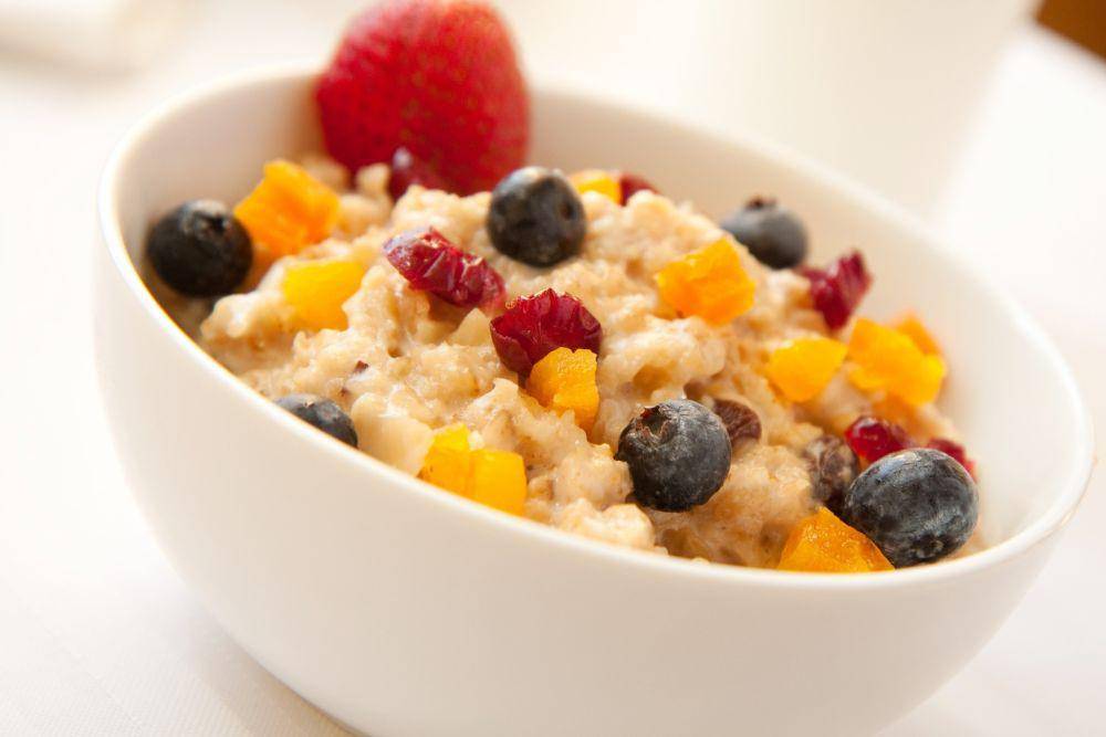 Oatmeal dengan buah (123r.com/msheldrake)