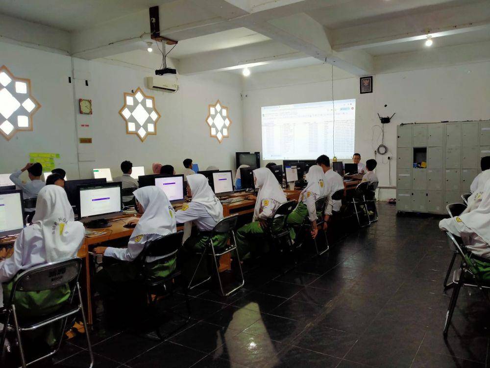 Ilustrasi siswa belajar komputer di sekolah